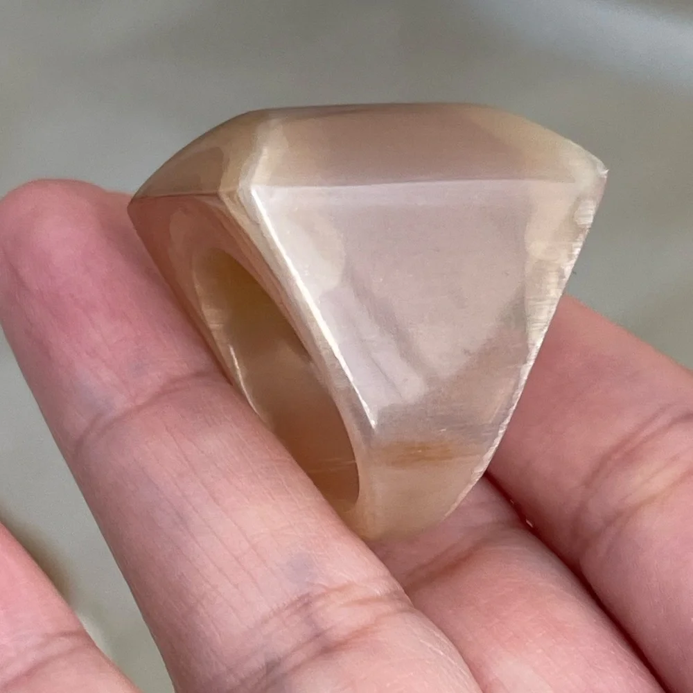 Carved natural horn ring - Picture 3 of 9